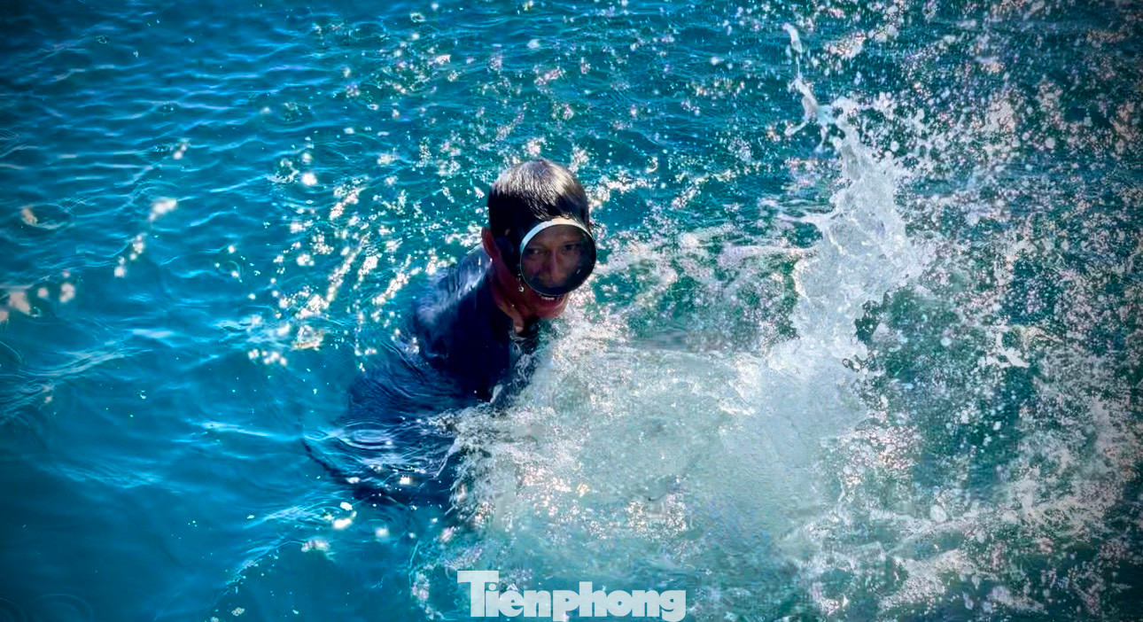 Khi lưới chưa rút kịp, để ngăn cá thoát ra khỏi vòng vây, ngư dân dùng mọi cách để đuổi cá về phía khác.