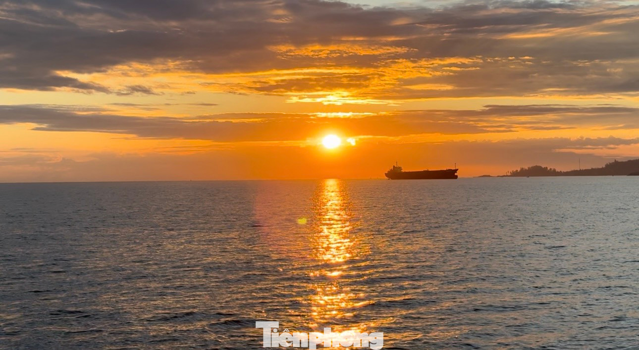 Khi mặt trời chuẩn bị lặn, ngư dân cho tàu về bờ để bán hải sản.