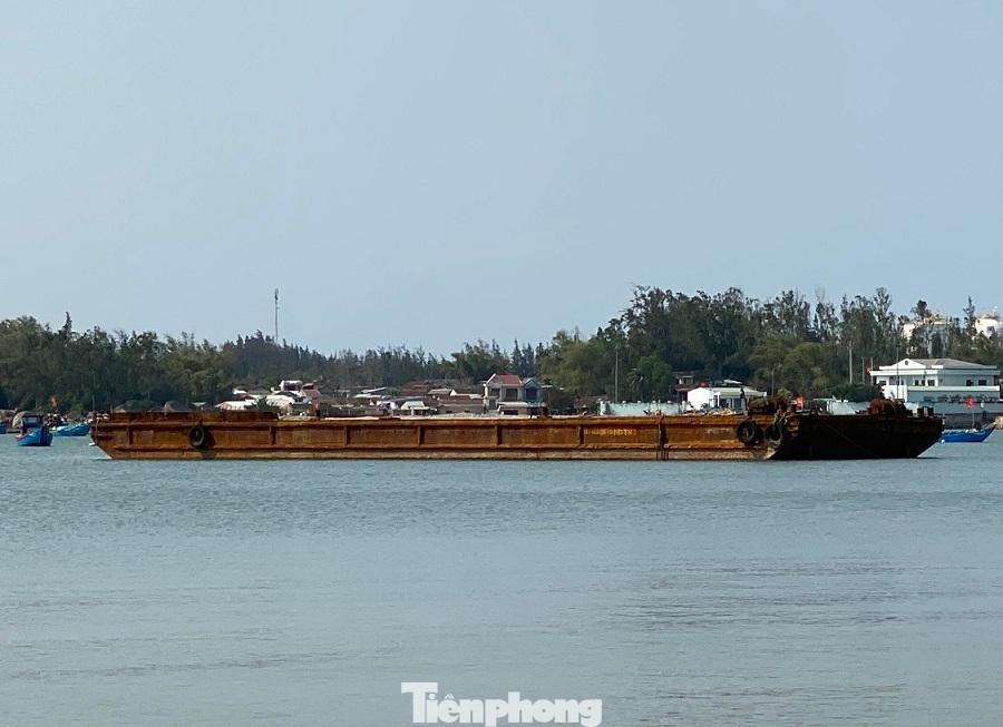 Chủ sở hữu của các phương tiện này không hề thực hiện việc cứu kéo, khắc phục, mà bỏ mặc phương tiện trôi tự do. Ảnh: Nguyễn Ngọc