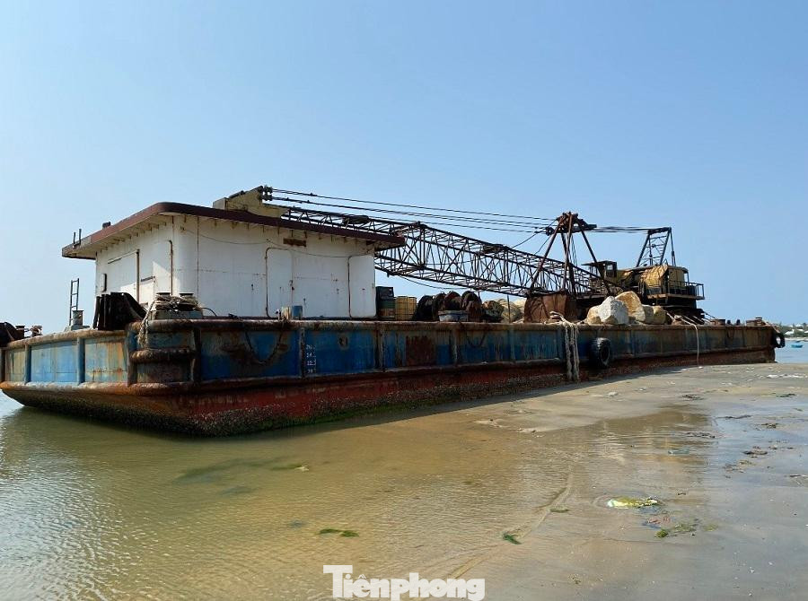 Xà lan 'ma' gây họa trên vùng cảng biển Dung Quất ảnh 3