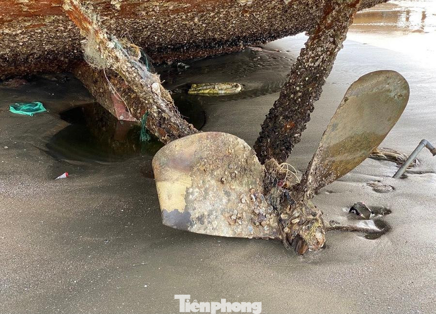 Các phương tiện này đã bị hoen gỉ, xuống cấp gây ô nhiễm môi trường . Ảnh: Nguyễn Ngọc