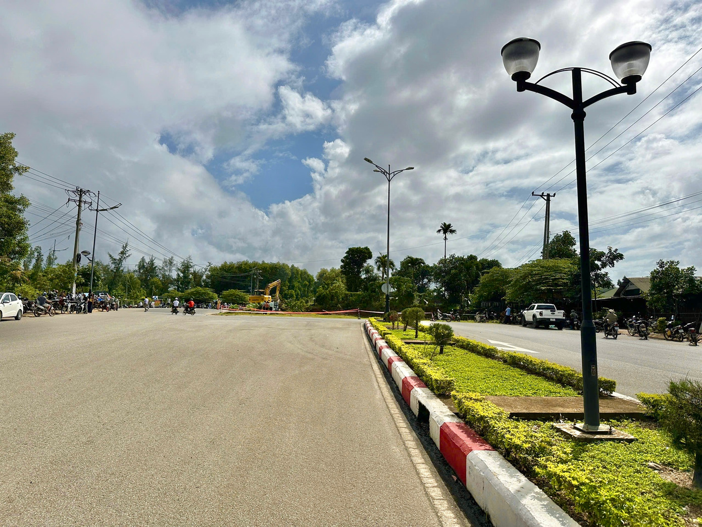 Do vướng khu đất, nên khi phương tiện lưu thông qua đây phải cua gấp theo góc vuông để di chuyển.