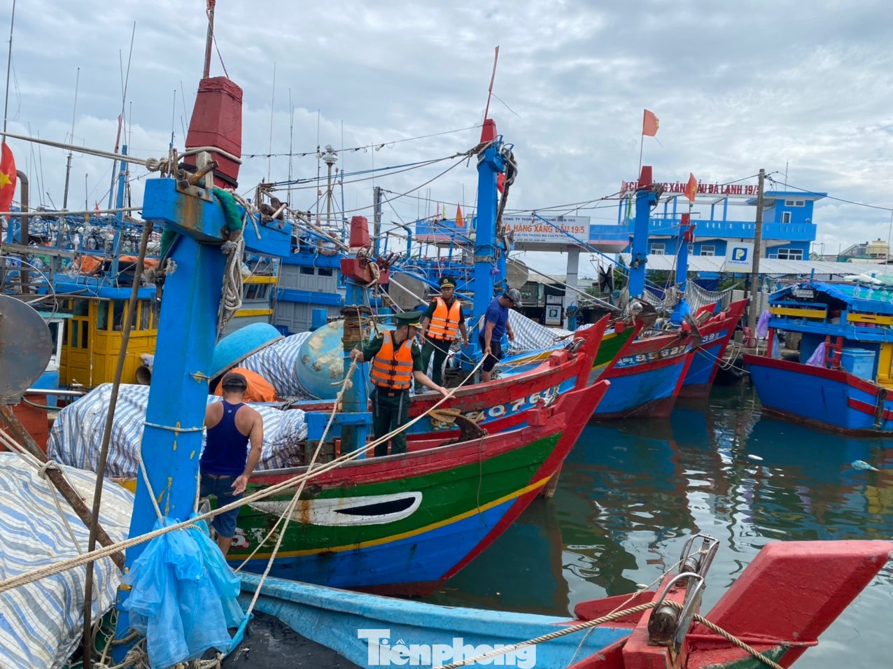 Tàu thuyền đánh bắt trên biển di chuyển vào bờ trú tránh bão. Ảnh: Nguyễn Ngọc Tàu thuyền đánh bắt trên biển di chuyển vào bờ trú tránh bão. Ảnh: Nguyễn Ngọc