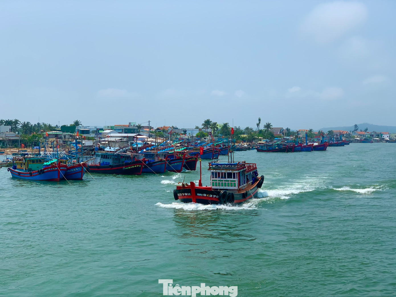 Quảng Ngãi hiện còn gần 350 tàu cá và 4.000 ngư dân trên biển. Quảng Ngãi hiện còn gần 350 tàu cá và 4.000 ngư dân trên biển.