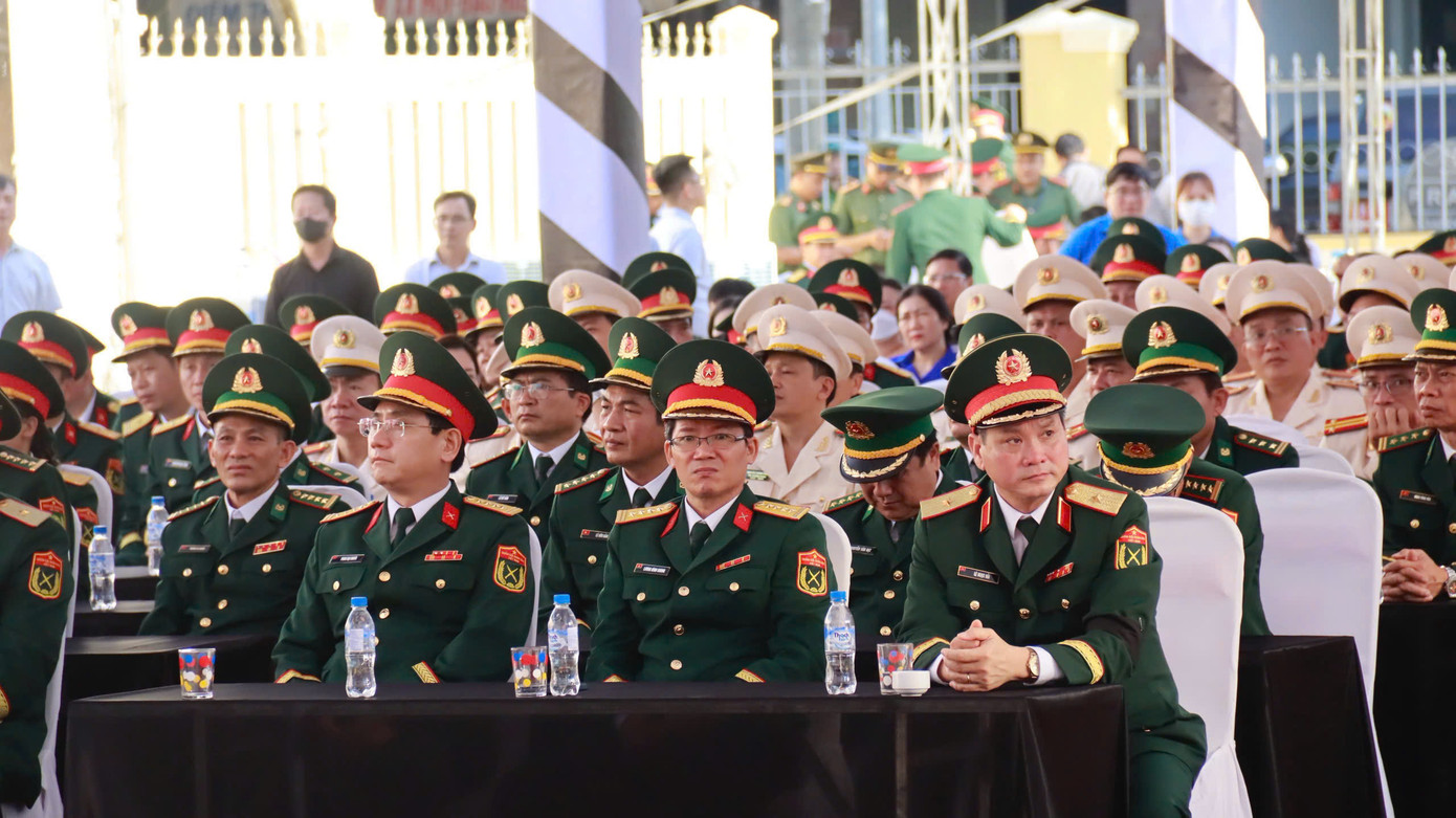 Đông đảo cán bộ, người dân, dâng hương tưởng nhớ nguyên Chủ tịch nước Trần Đức Lương. Đông đảo cán bộ, người dân, dâng hương tưởng nhớ nguyên Chủ tịch nước Trần Đức Lương.