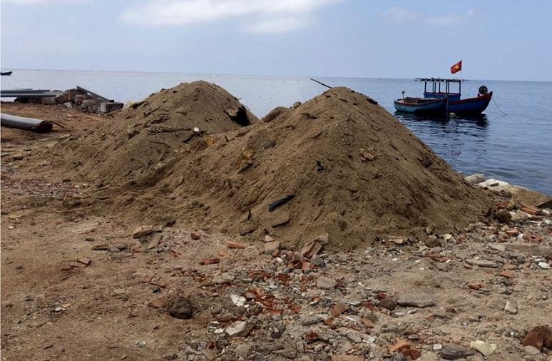 Khu vực người dân lấn chiếm, san lấp mặt biển tại cầu cảng Lý Sơn.