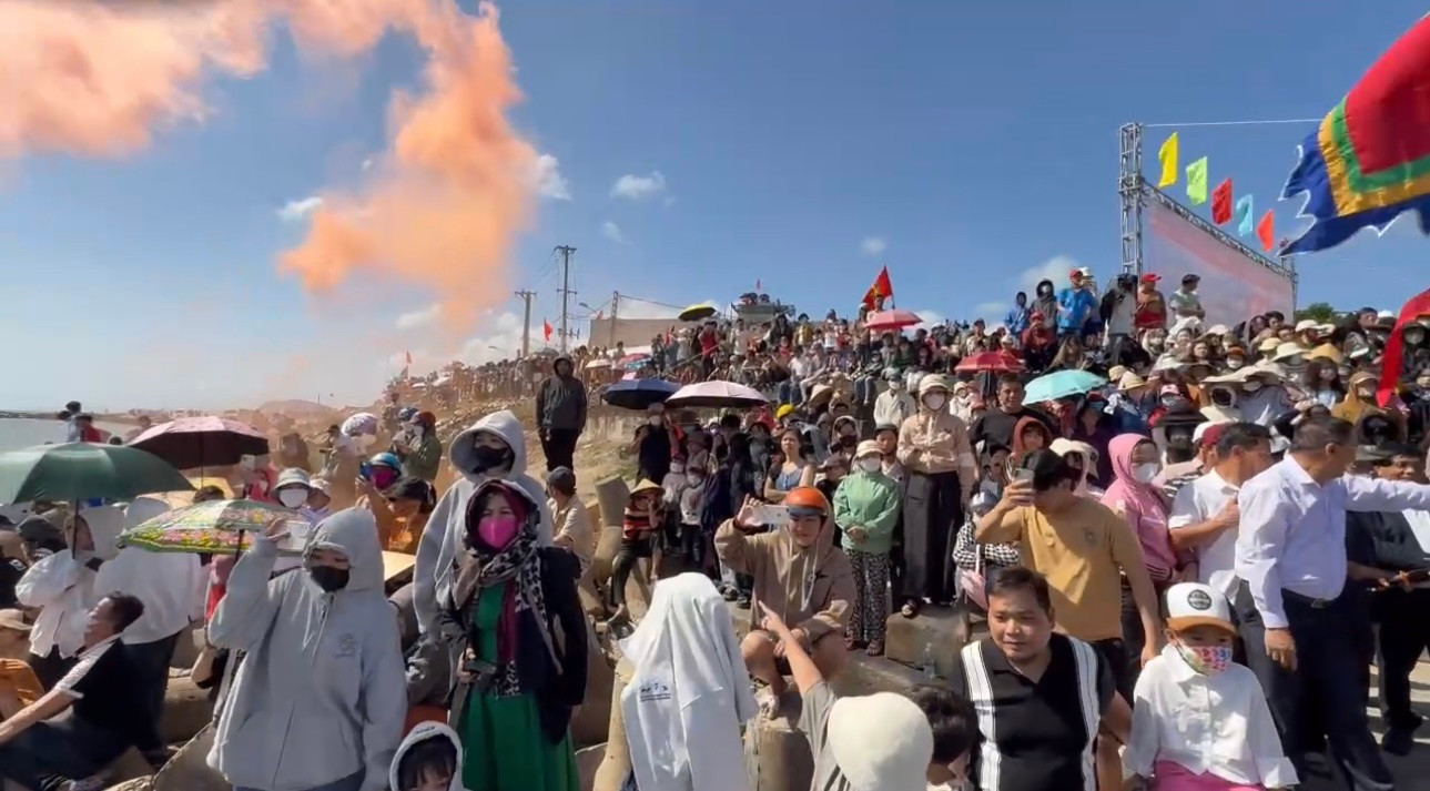 Cả nghìn người chen chân tham gia lễ hội. Cả nghìn người chen chân tham gia lễ hội.