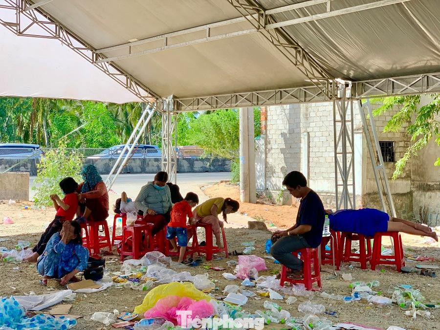 Tạm yên tâm khi về tới quê hương, ruột gan của anh Nguyễn Thanh Hầu vẫn trông ngóng ngày trở lại Bình Dương. Tạm yên tâm khi về tới quê hương, ruột gan của anh Nguyễn Thanh Hầu vẫn trông ngóng ngày trở lại Bình Dương.