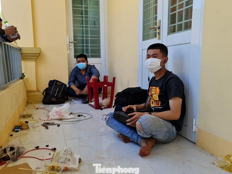 Thuận và Công thở phào nhẹ nhõm vì cuối cùng cả hai đã đặt chân về tới mảnh đất quê hương. Thuận và Công thở phào nhẹ nhõm vì cuối cùng cả hai đã đặt chân về tới mảnh đất quê hương.