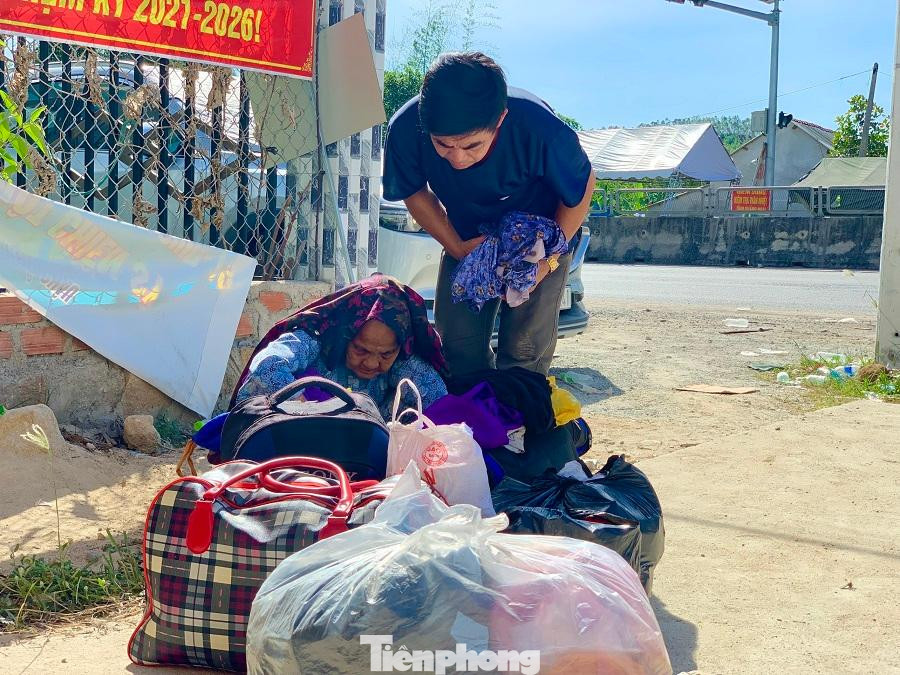 Có những lúc, anh Hầu tưởng như mẹ của mình là bà Ngô Thị Diệp (81 tuổi) không chịu đựng nổi hành trình dài về quê. Có những lúc, anh Hầu tưởng như mẹ của mình là bà Ngô Thị Diệp (81 tuổi) không chịu đựng nổi hành trình dài về quê.