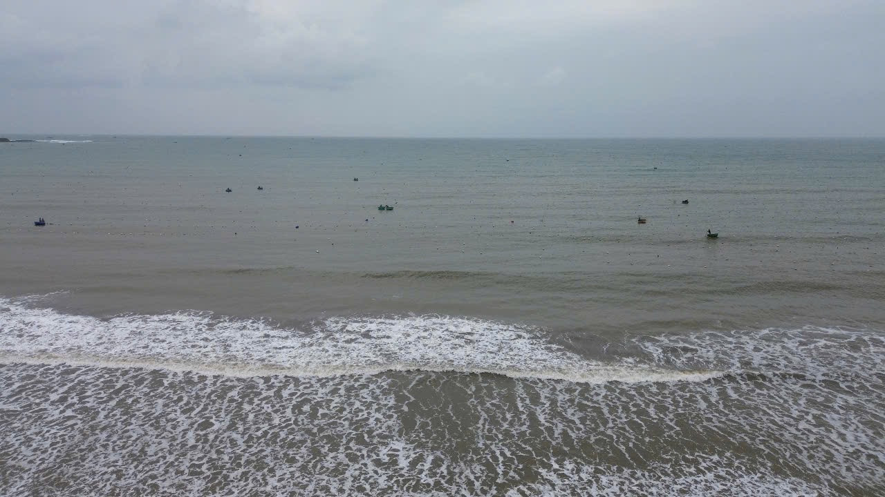 Hàng nghìn chiếc vỉ của ngư dân xã Tịnh Kỳ được thả xuống vùng biển ven bờ để bắt tôm hùm "nhí". Ảnh: Nguyễn Ngọc