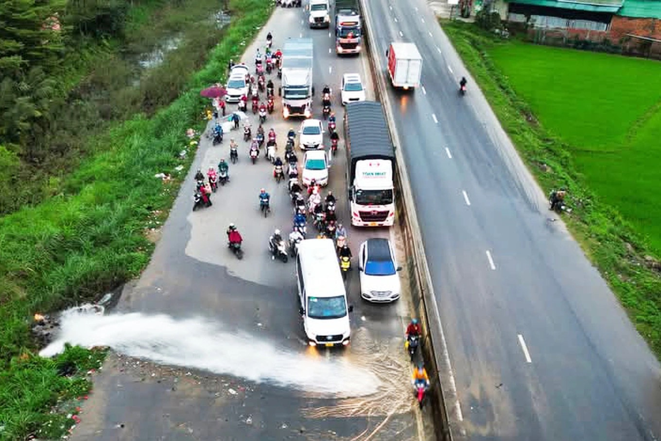 Hành động tử tế của tài xế nhận cơn mưa lời khen từ cộng đồng mạng. Ảnh: Nguyễn Anh Đôn