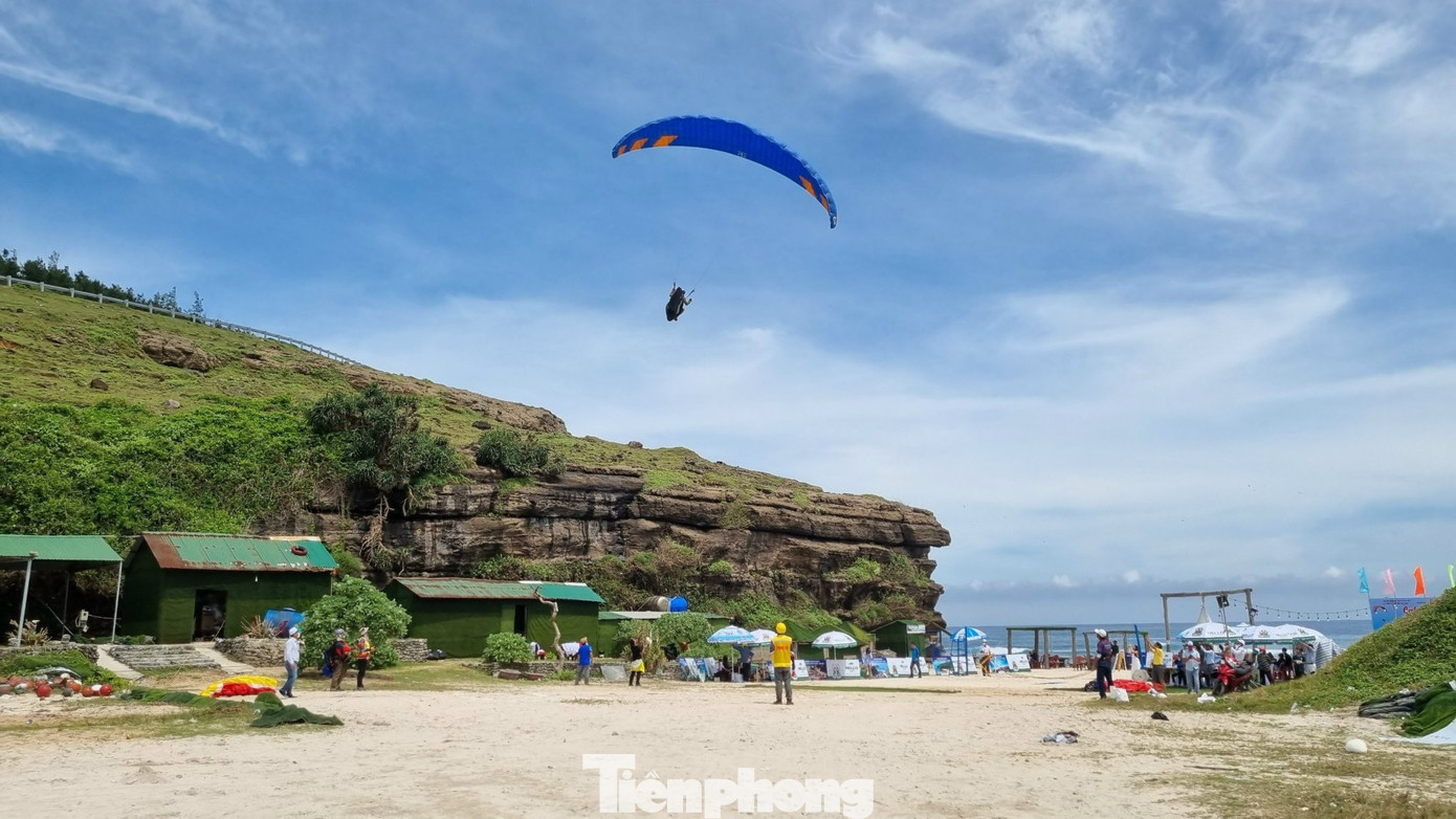 Lễ hội dù lượn và giải bơi vượt biển được tổ chức ở huyện đảo Lý Sơn.