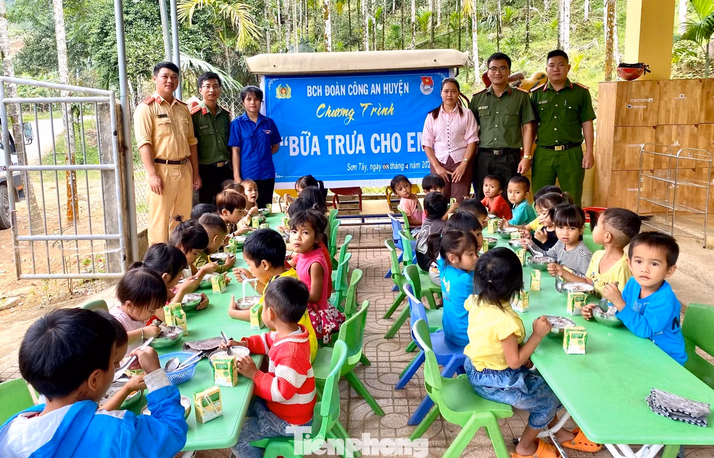 Mô hình "Bữa trưa cho em" của Đoàn thanh niên Công an huyện Sơn Tây.