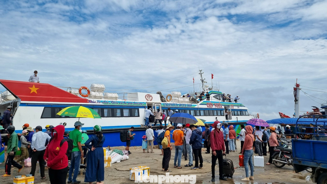 Du khách lên tàu cao tốc ra Lý Sơn thăm quan du lịch.