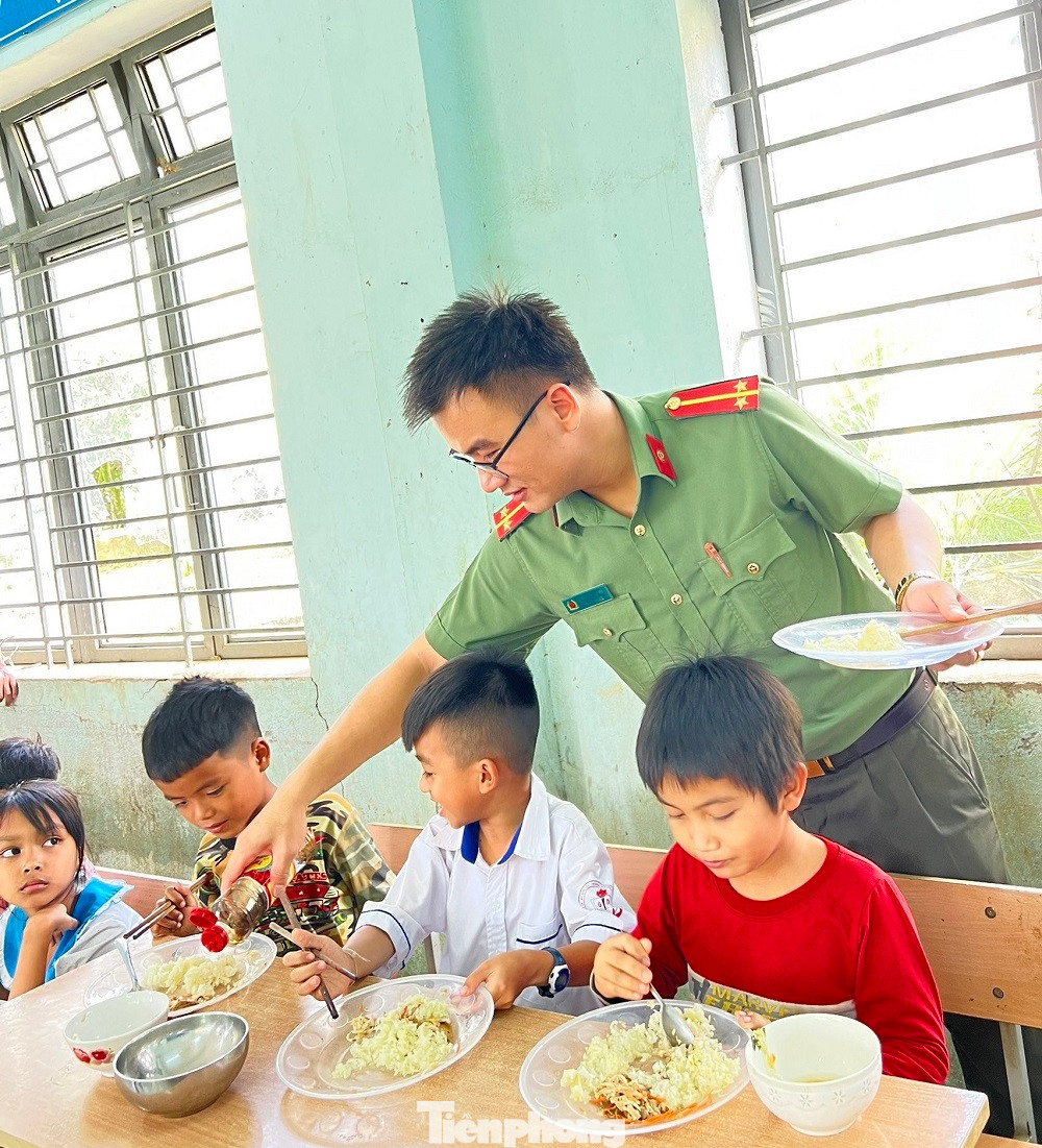Thượng úy Nguyễn Tấn Vũ cùng đồng đội tổ chức nấu ăn cho các em học sinh tại nhiều điểm trường ở huyện miền núi Sơn Tây. Thượng úy Nguyễn Tấn Vũ cùng đồng đội tổ chức nấu ăn cho các em học sinh tại nhiều điểm trường ở huyện miền núi Sơn Tây.