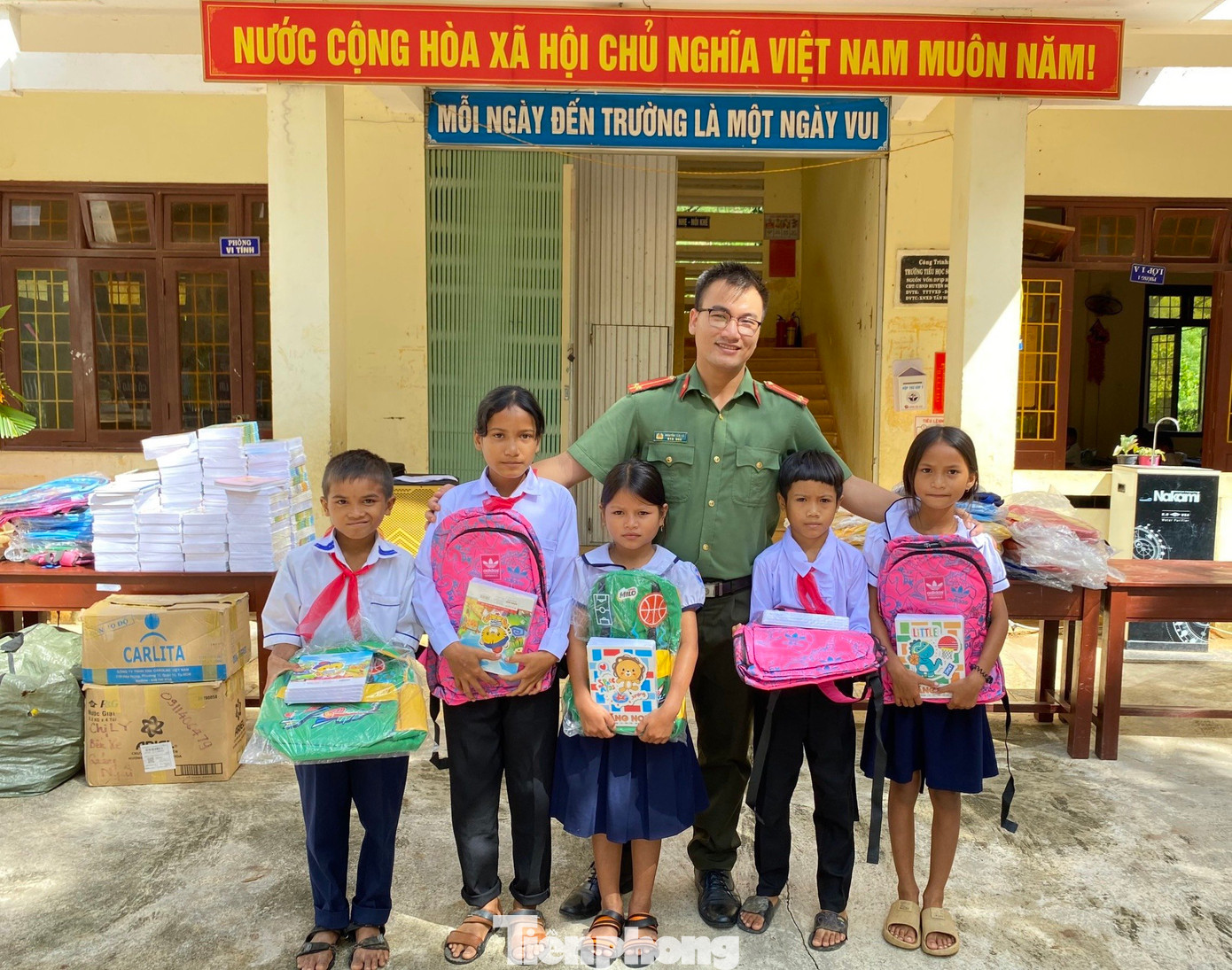 Tặng sách vở cho các em học sinh có hoàn cảnh khó khăn. Tặng sách vở cho các em học sinh có hoàn cảnh khó khăn.