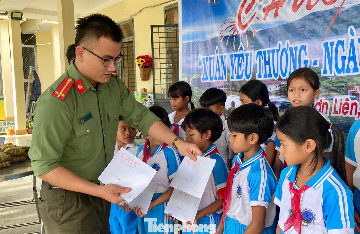 Thượng úy Nguyễn Tấn Vũ tặng quà cho các em học sinh. Thượng úy Nguyễn Tấn Vũ tặng quà cho các em học sinh.