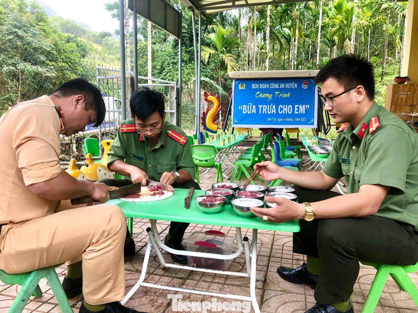Mô hình "Bữa trưa cho em" của Đoàn thanh niên Công an huyện Sơn Tây. Mô hình "Bữa trưa cho em" của Đoàn thanh niên Công an huyện Sơn Tây.