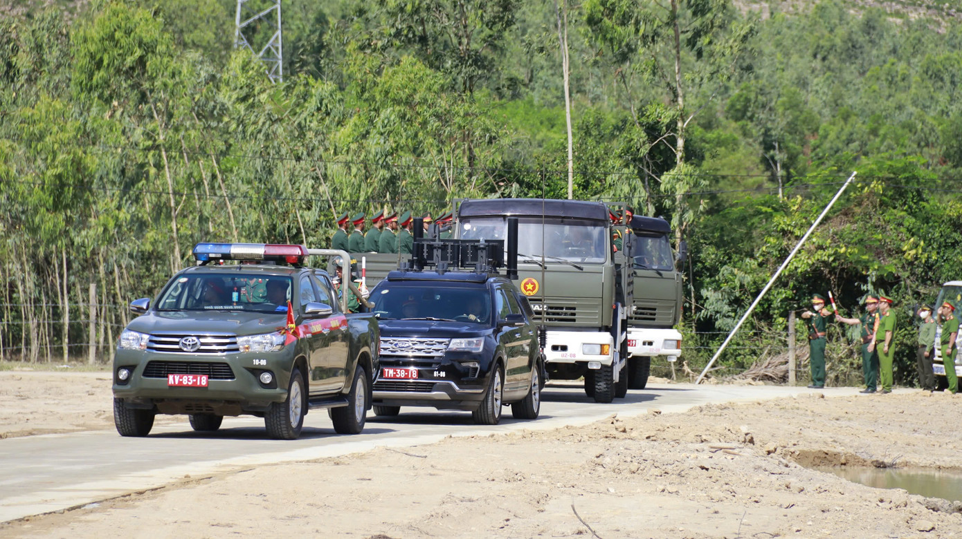 Đoàn xe đưa linh cữu nguyên Chủ tịch nước Trần Đức Lương về đến quê nhà.