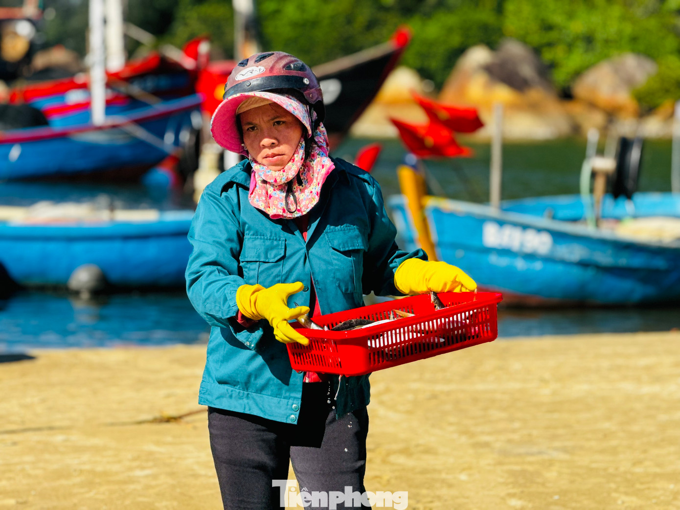 Những chiếc rổ đầy ắp cá, ghẹ, nhanh chóng được chuyển lên xe để mang đi tiêu thụ. Ảnh: Nguyễn Ngọc