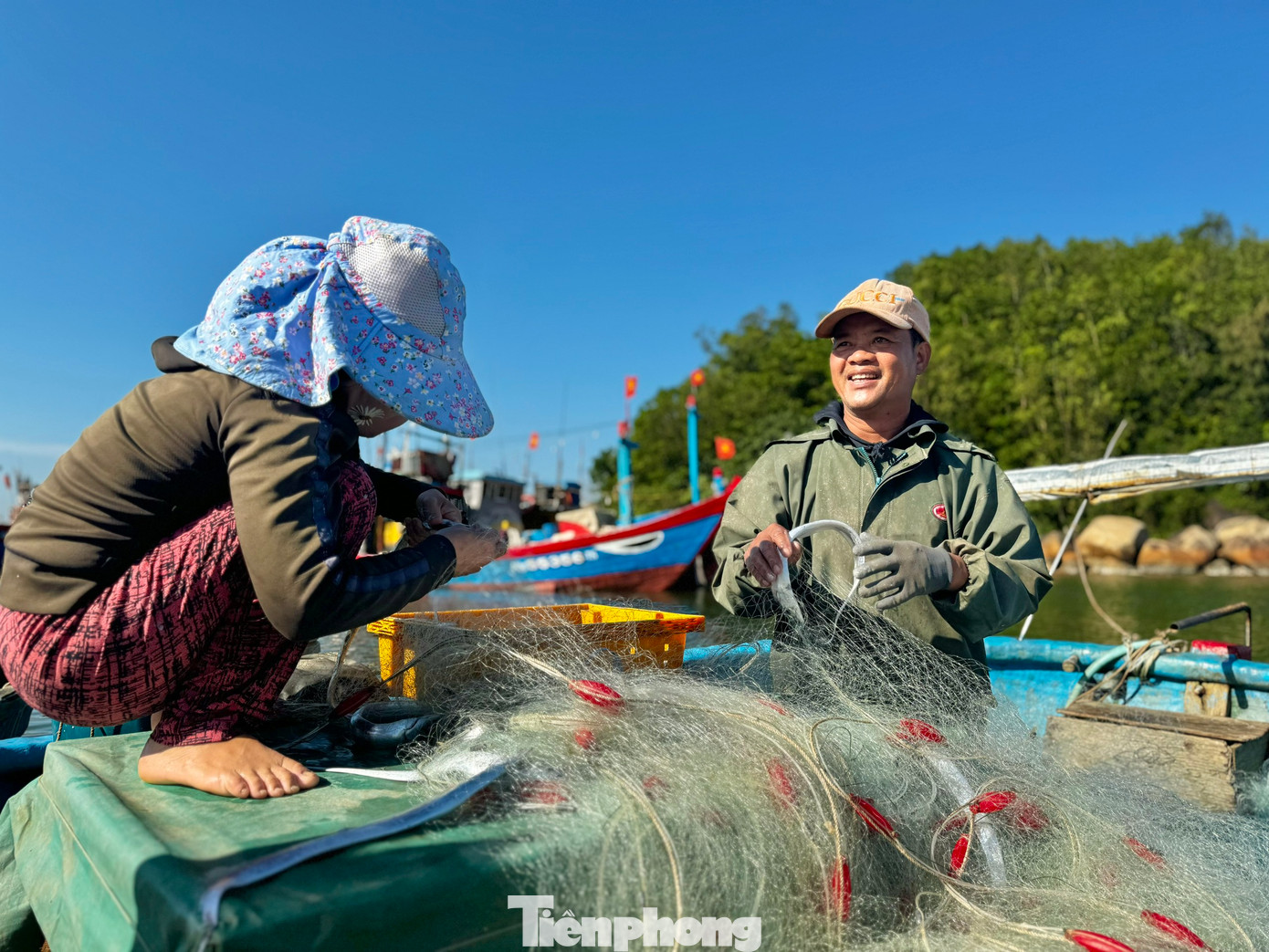 Ông Nguyễn Chín (trú ở thôn Sơn Trà) chia sẻ, nghề thúng gần bờ cực lắm, phải thức khuya, dậy sớm. Có người cho thúng ra khơi từ buổi chiều, có người ra khơi vào lúc 1 - 2 giờ sáng. Nghề này đi đánh bắt quanh năm, chỉ trừ những ngày mưa to, gió lớn, biển động mạnh mới không ra khơi. Ảnh: Nguyễn Ngọc