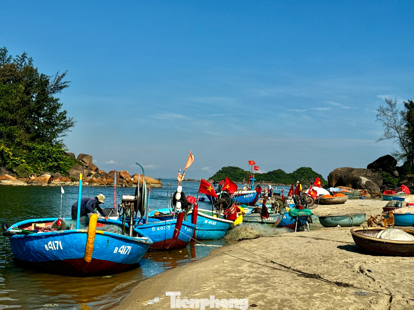 Bình minh ở làng chài Sơn Trà không chỉ là thời khắc khởi đầu ngày mới, mà còn là hình ảnh đẹp về sự lao động chăm chỉ và tình yêu biển cả của ngư dân nơi đây. Ảnh: Nguyễn Ngọc