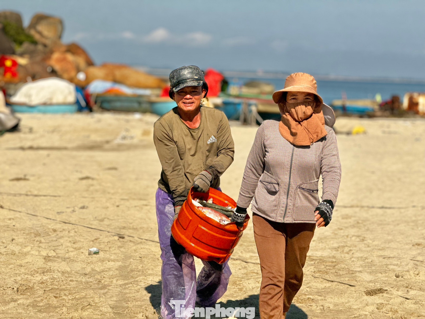 Những chiếc rổ đầy ắp cá, ghẹ, nhanh chóng được chuyển lên xe để mang đi tiêu thụ. Ảnh: Nguyễn Ngọc