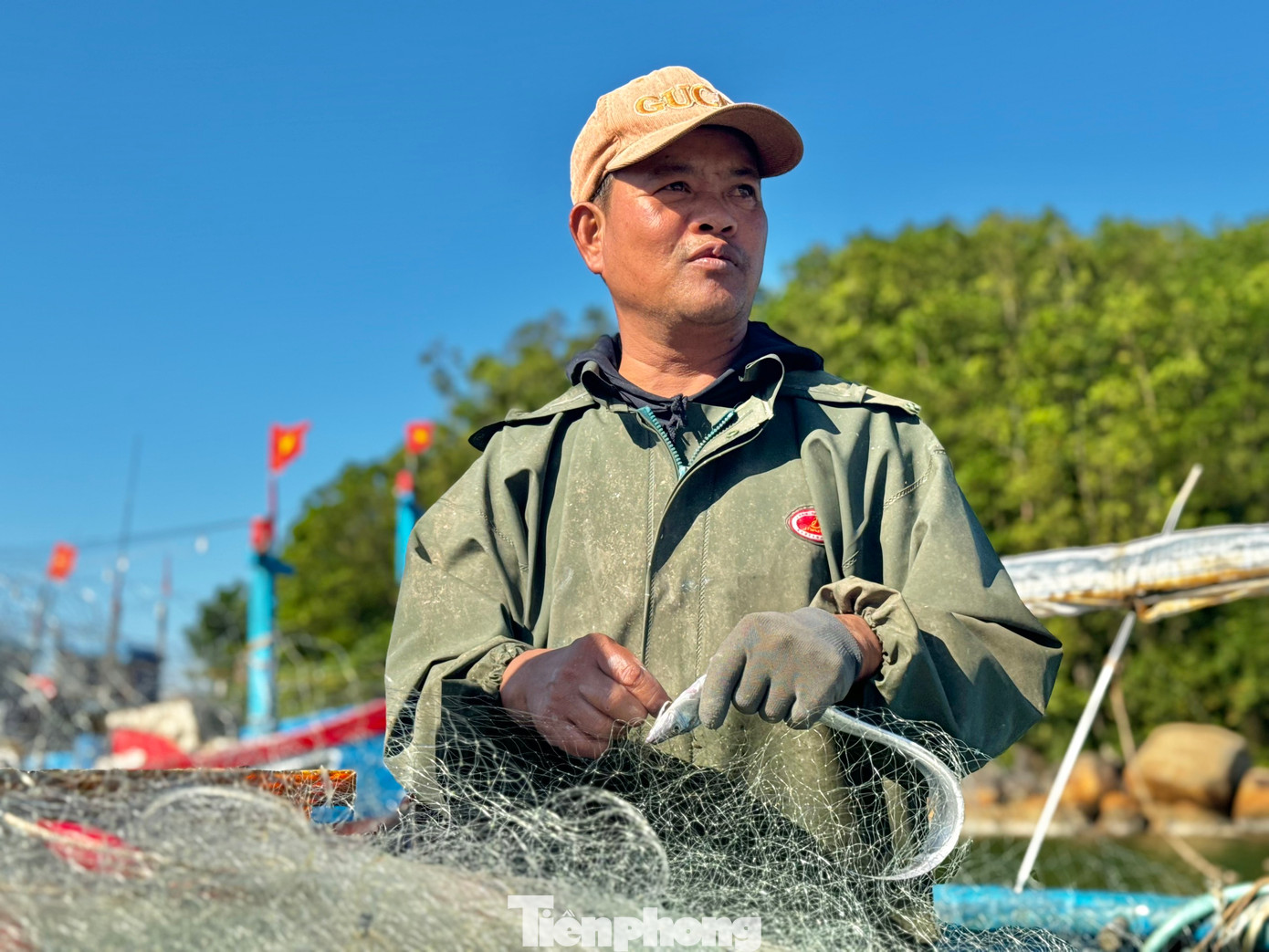 Ông Nguyễn Chín (trú ở thôn Sơn Trà) chia sẻ, nghề thúng gần bờ cực lắm, phải thức khuya, dậy sớm. Có người cho thúng ra khơi từ buổi chiều, có người ra khơi vào lúc 1 - 2 giờ sáng. Nghề này đi đánh bắt quanh năm, chỉ trừ những ngày mưa to, gió lớn, biển động mạnh mới không ra khơi. Ảnh: Nguyễn Ngọc