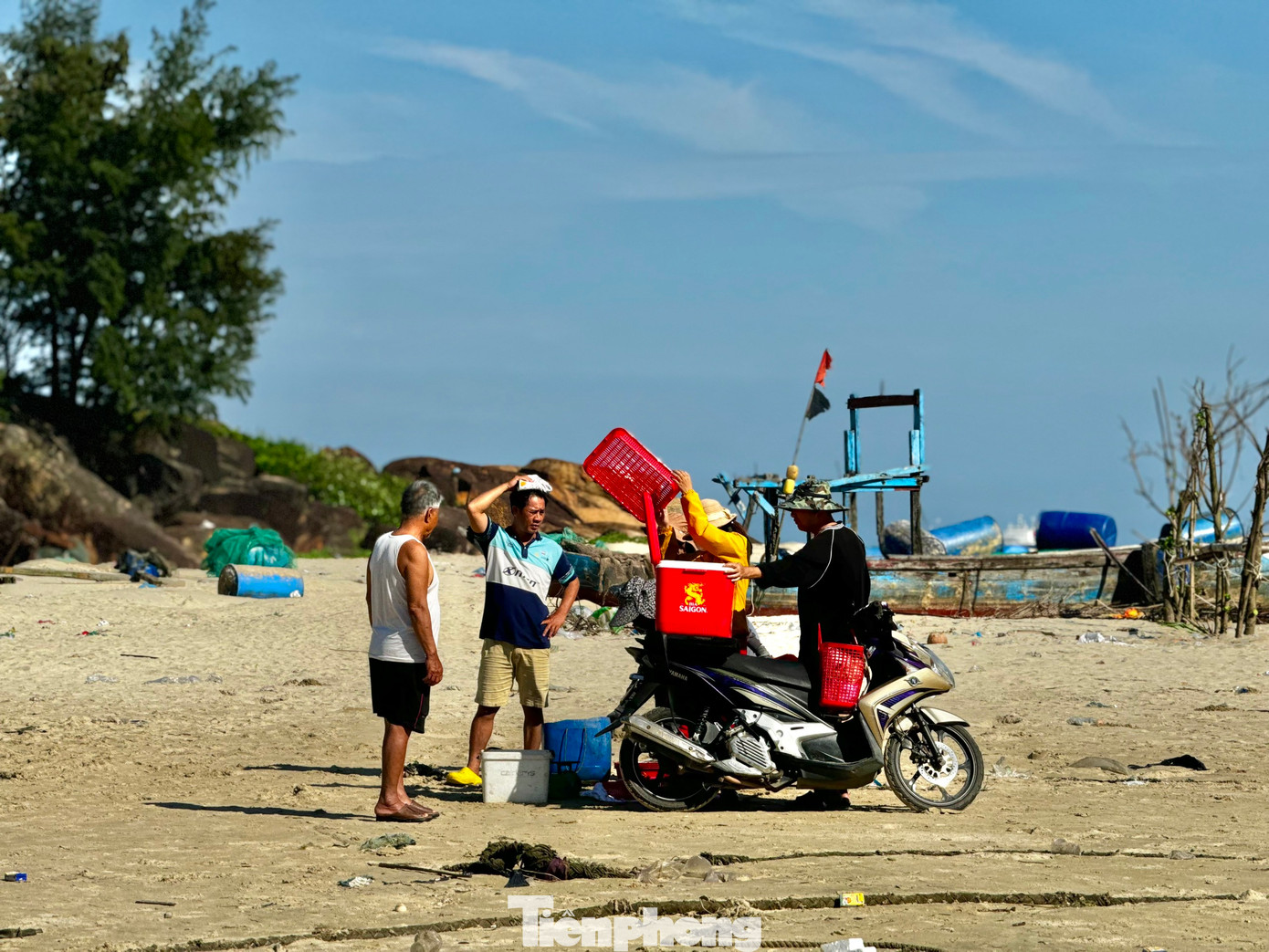 Những chiếc rổ đầy ắp cá, ghẹ, nhanh chóng được chuyển lên xe để mang đi tiêu thụ. Ảnh: Nguyễn Ngọc