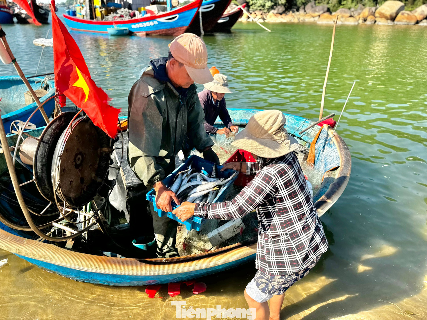 “Hôm nay tôi trúng mánh đánh bắt được gần 10kg cá các loại, bán được gần 1 triệu đồng. Nghề này bấp bênh lắm có hôm thả thả dàn lưới dài cả 1km mà chỉ được vài con, không đủ ăn trong ngày…”, ông Chín nói. Ảnh: Nguyễn Ngọc