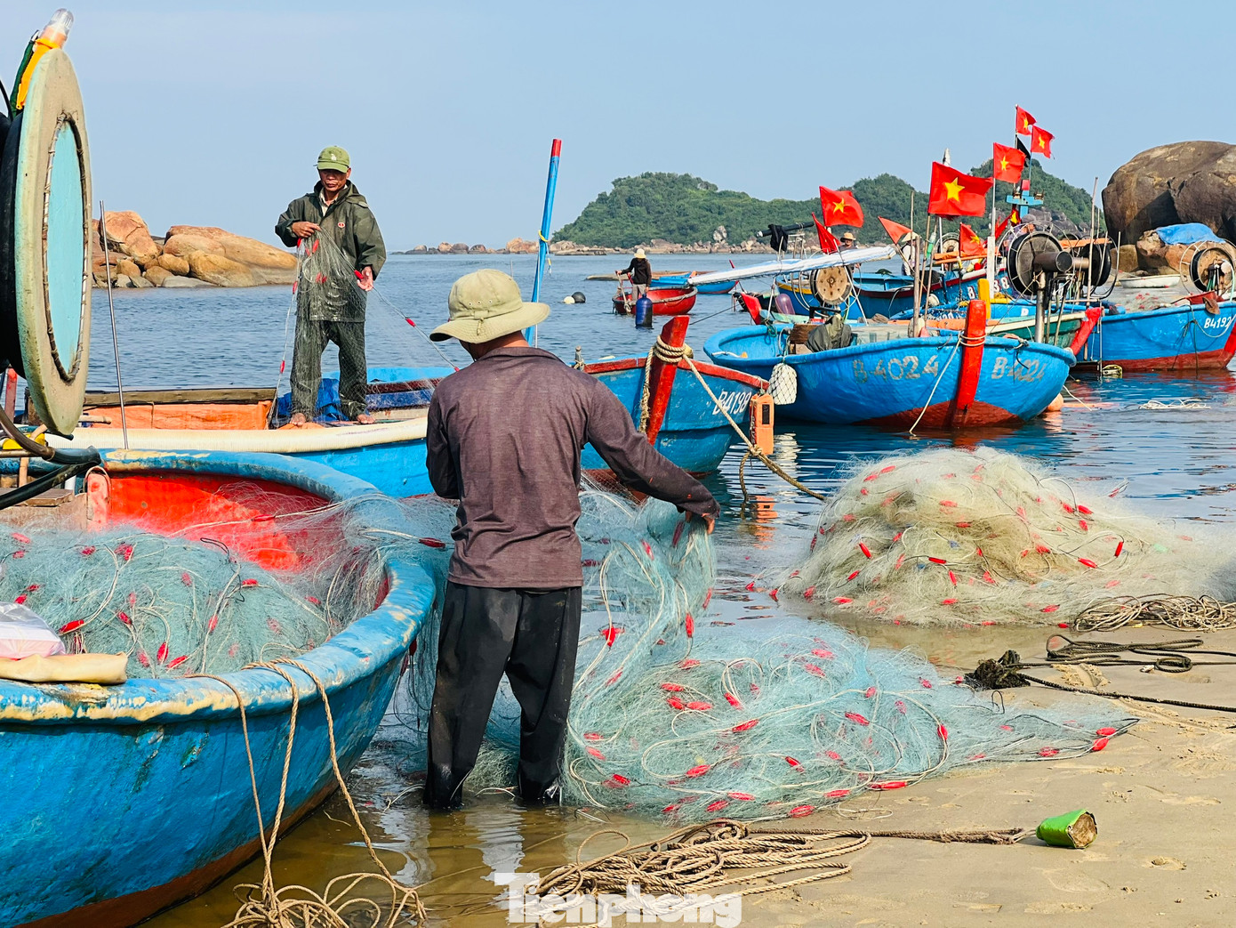 Bình minh ở làng chài Sơn Trà không chỉ là thời khắc khởi đầu ngày mới, mà còn là hình ảnh đẹp về sự lao động chăm chỉ và tình yêu biển cả của ngư dân nơi đây. Ảnh: Nguyễn Ngọc