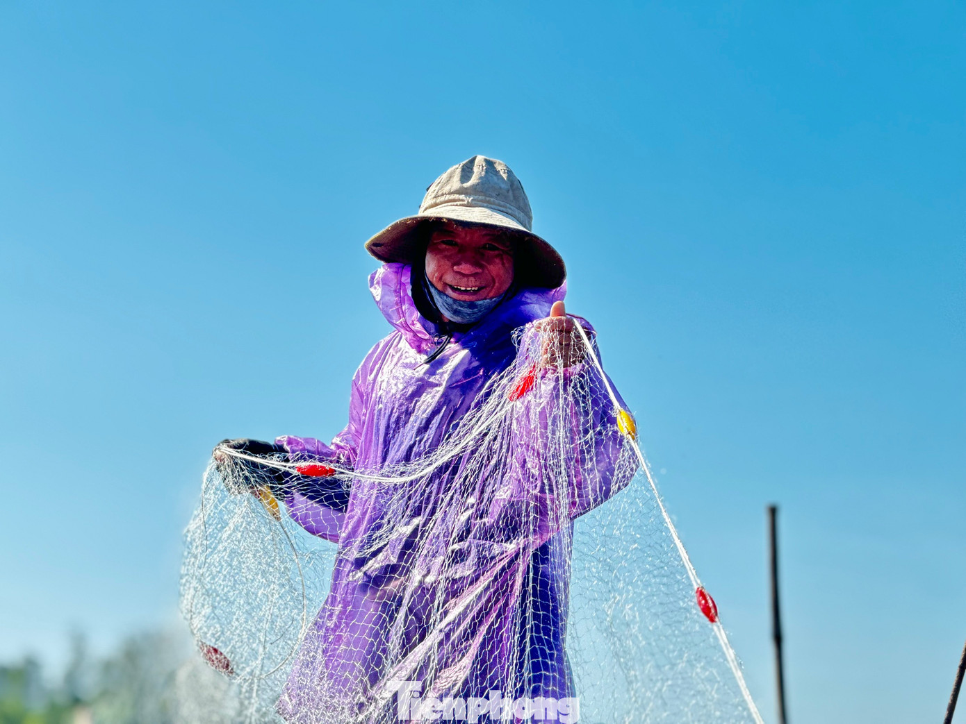 Bình minh ở làng chài Sơn Trà không chỉ là thời khắc khởi đầu ngày mới, mà còn là hình ảnh đẹp về sự lao động chăm chỉ và tình yêu biển cả của ngư dân nơi đây. Ảnh: Nguyễn Ngọc