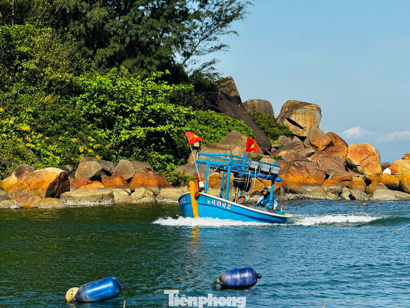 Khoảng 2-3h sáng, ngư dân bắt đầu nổ máy ra khơi, chỉ với chiếc thuyền thúng và vài ba tay lưới cước để bắt đầu cuộc mưu sinh trên biển. Khi mặt trời bắt đầu ló dạng, họ lần lượt quay về bờ bán hải sản khai thác được. Ảnh: Nguyễn Ngọc