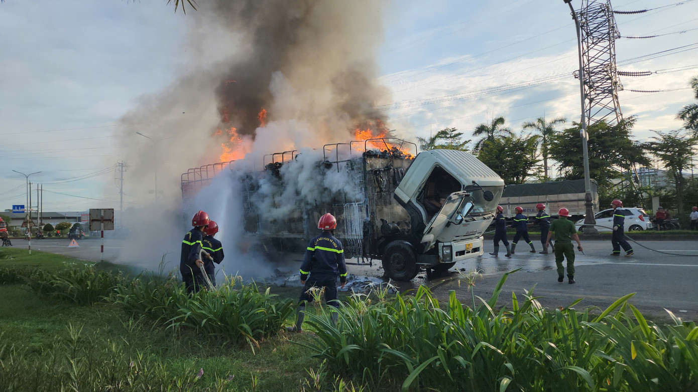 Ngọn lửa bốc cháy dữ dội. Ngọn lửa bốc cháy dữ dội.
