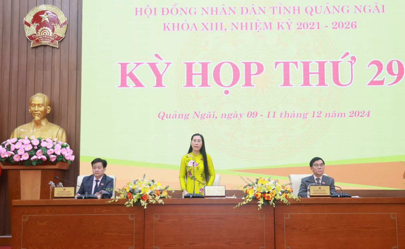 Bí thư Tỉnh ủy Quảng Ngãi Bùi Thị Quỳnh Vân điều hành phiên chất vấn. Bí thư Tỉnh ủy Quảng Ngãi Bùi Thị Quỳnh Vân điều hành phiên chất vấn.