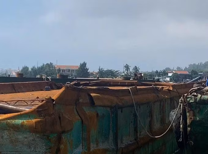 Sà lan đã được kéo vào bờ biển ở đảo Lý Sơn.