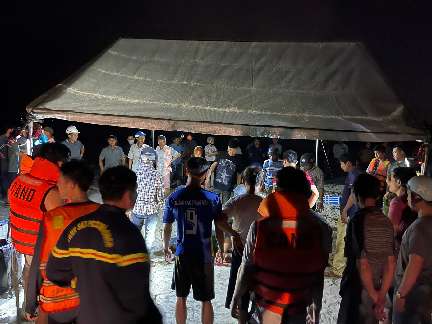 Đến 18h50 cùng ngày, thi thể anh N. được tìm thấy và bàn giao cho gia đình để lo hậu sự.