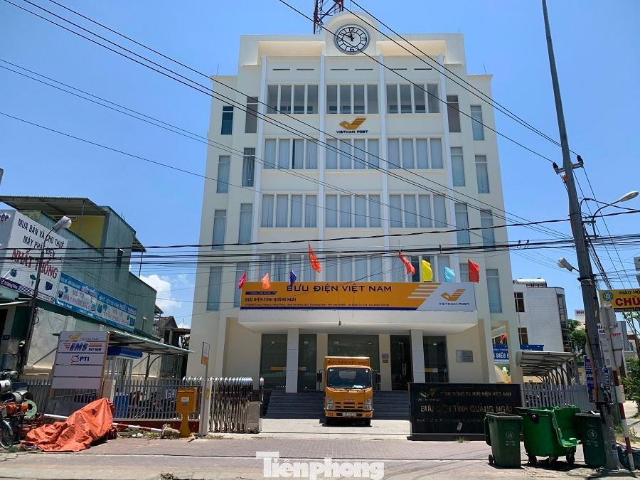 F1 của BN 3613 dự họp bưu điện tỉnh Quảng Ngãi, 45 cán bộ phải cách ly chờ kết quả xét nghiệm SARS-CoV-2. Ảnh: Nguyễn Ngọc F1 của BN 3613 dự họp bưu điện tỉnh Quảng Ngãi, 45 cán bộ phải cách ly chờ kết quả xét nghiệm SARS-CoV-2. Ảnh: Nguyễn Ngọc