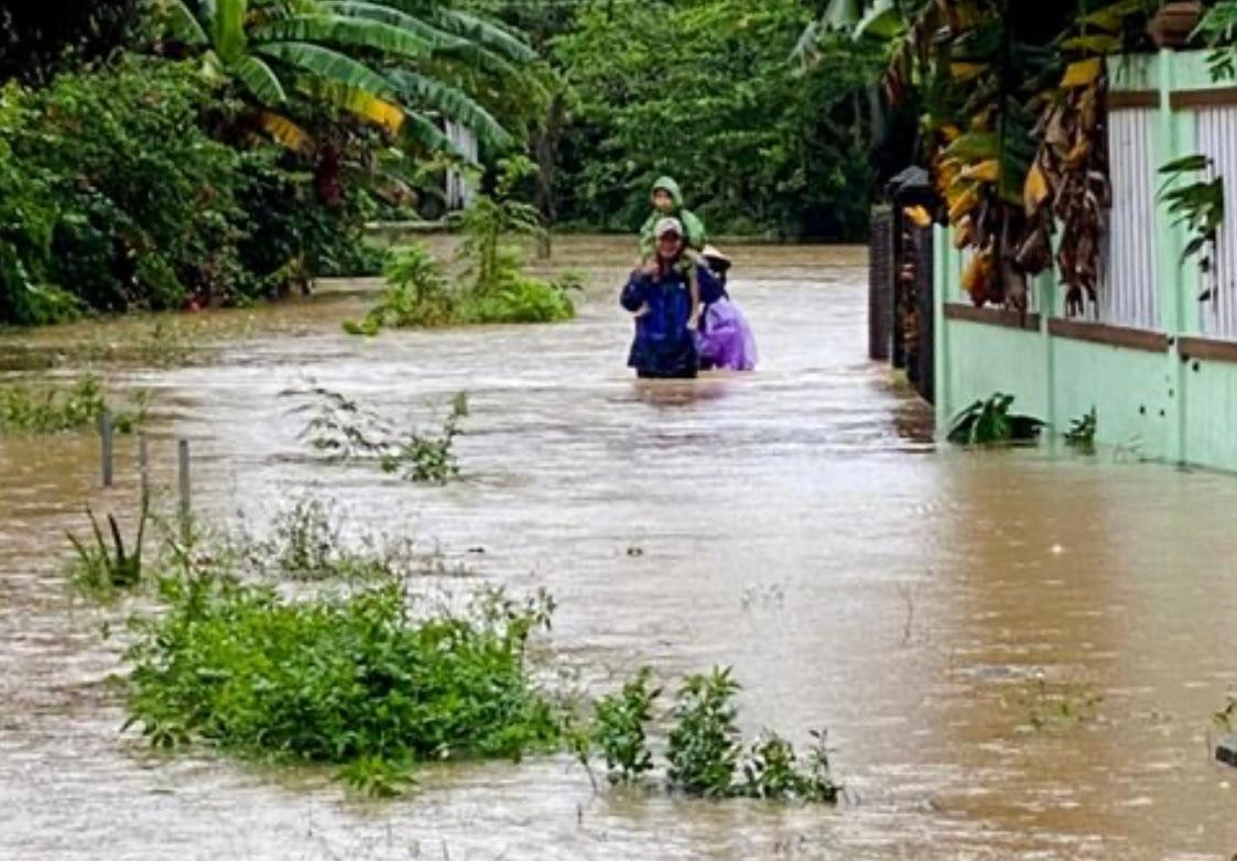 Lực lượng chức năng thị xã Đức Phổ, tỉnh Quảng Ngãi sơ tán người dân vùng lũ đến nơi an toàn. Ảnh: MH Lực lượng chức năng thị xã Đức Phổ, tỉnh Quảng Ngãi sơ tán người dân vùng lũ đến nơi an toàn. Ảnh: MH