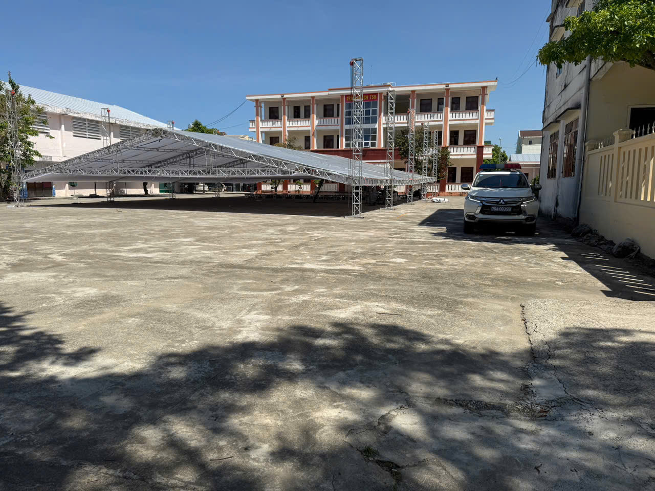 Nhà khách T50 là điểm tổ chức lễ viếng, lễ truy điệu nguyên Chủ tịch nước Trần Đức Lương tại tỉnh Quảng Ngãi.