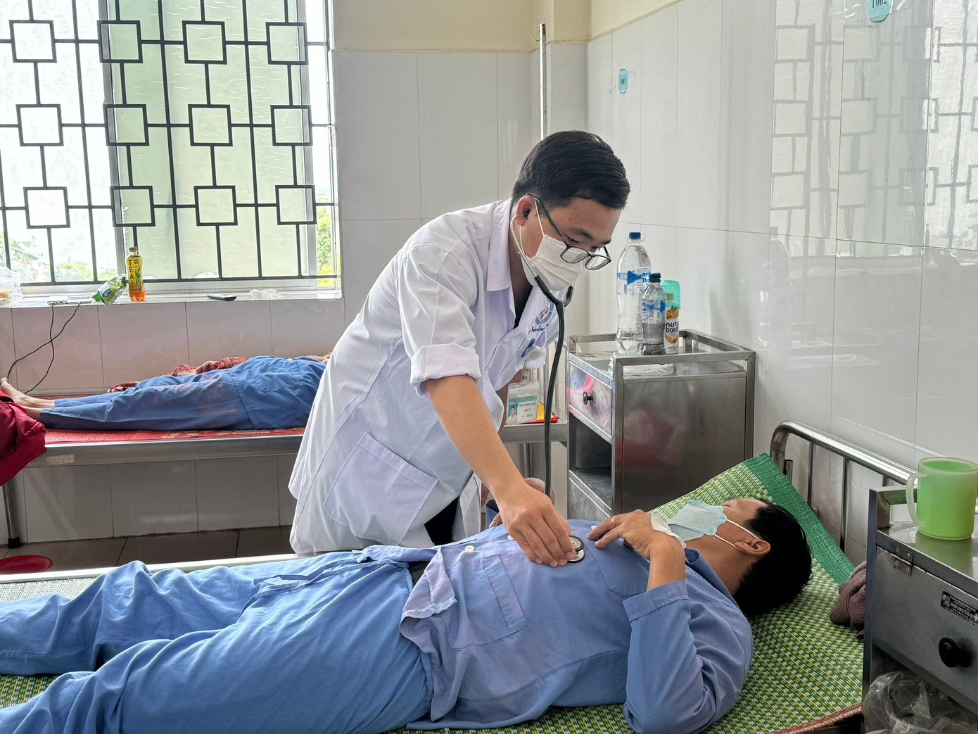 Những người bị ngộ độc do ăn cá nóc đang được theo dõi, điều trị tại bệnh viện. Những người bị ngộ độc do ăn cá nóc đang được theo dõi, điều trị tại bệnh viện.