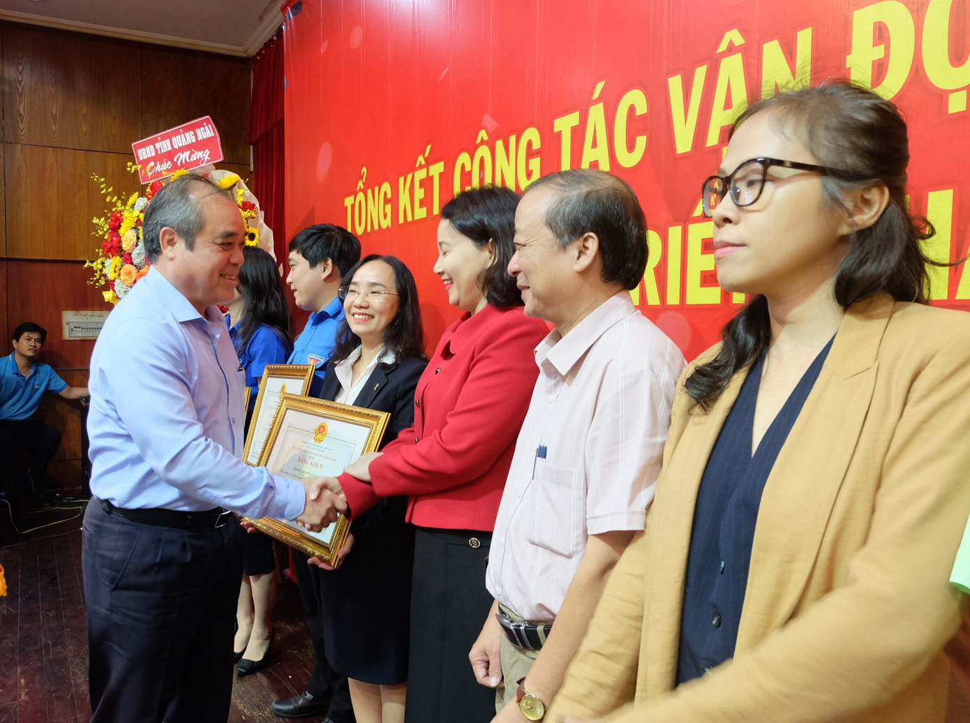 Tặng bằng khen của Chủ tịch UBND tỉnh cho 22 tập thể, 33 cá nhân.