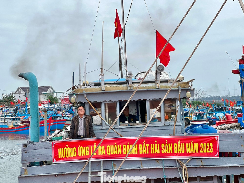 Ngư dân treo băng rôn trên tàu để chuẩn bị cho lễ ra quân khai thác đánh bắt hải sản đầu năm.