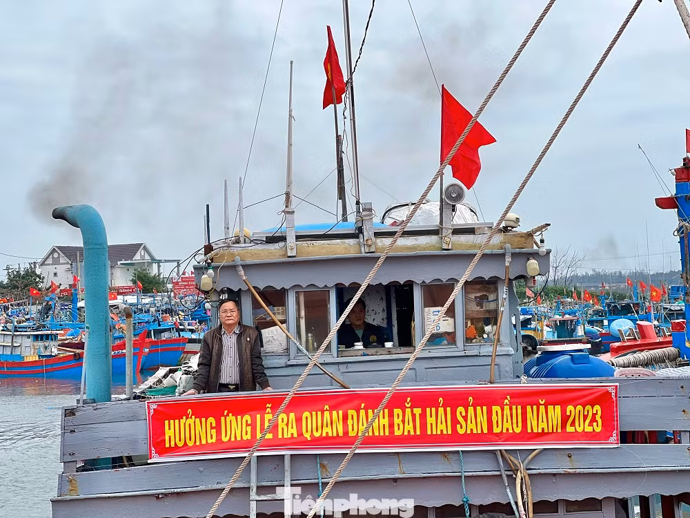 Ngư dân treo băng rôn trên tàu để chuẩn bị cho lễ ra quân khai thác đánh bắt hải sản đầu năm.