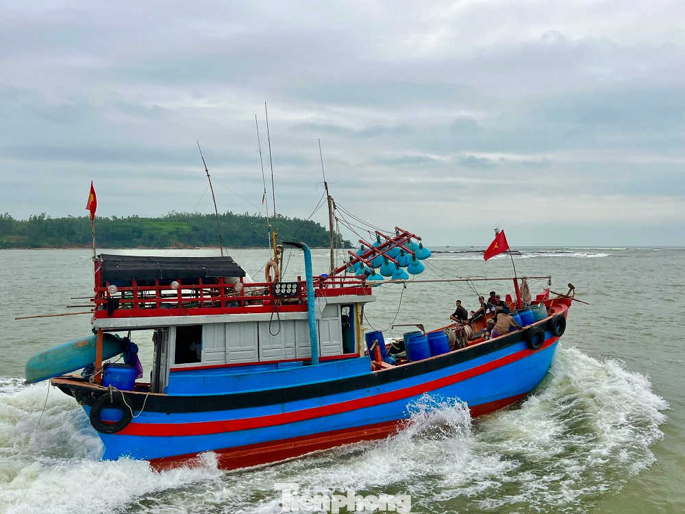 Tàu cá của ngư dân rẽ sóng vươn khơi bám biển.