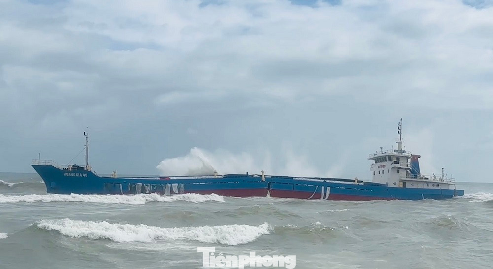Tàu va vào đá ngầm, thủng đáy, 11 thuyền viên trên tàu được đưa vào bờ an toàn. Tàu va vào đá ngầm, thủng đáy, 11 thuyền viên trên tàu được đưa vào bờ an toàn.