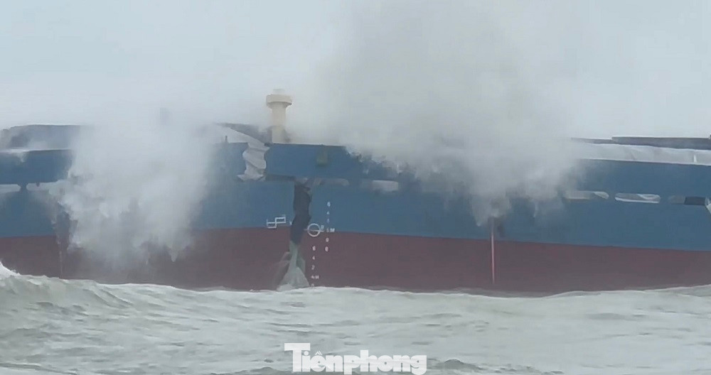 Thân tàu bị sóng đánh gãy đôi. Thân tàu bị sóng đánh gãy đôi.