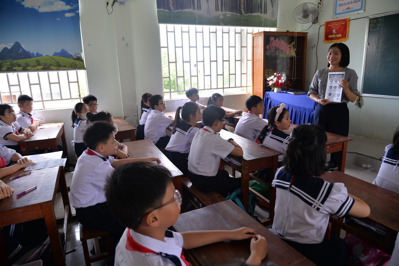 Giáo viên hướng dẫn cho các học sinh về cách phòng bệnh đau mắt đỏ. Giáo viên hướng dẫn cho các học sinh về cách phòng bệnh đau mắt đỏ.