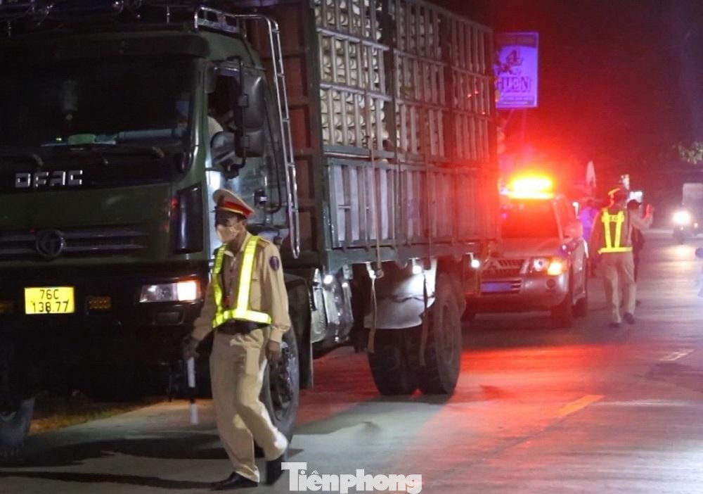 Lực lượng CSGT Quảng Ngãi tăng cường tuần tra, kiểm soát xe quá tải ở KKT Dung Quất. Lực lượng CSGT Quảng Ngãi tăng cường tuần tra, kiểm soát xe quá tải ở KKT Dung Quất.